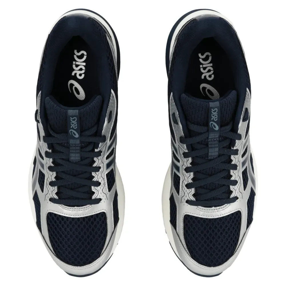 Par de tênis de corrida masculino azul marinho e cinza da ASICS mostrando a parte traseira com detalhes do logotipo e ventilação